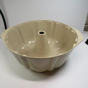 Vintage Anchor Hocking MicroWare Fluted Bundt Pan